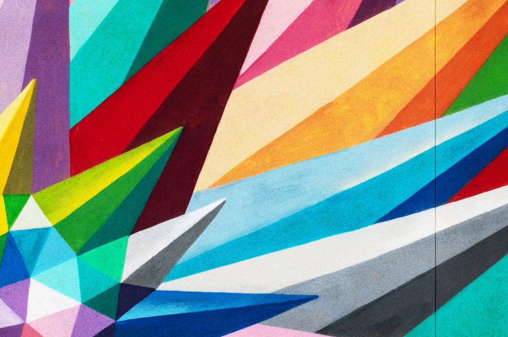 Mural painting of a geometric 3D-effect multicoloured starburst