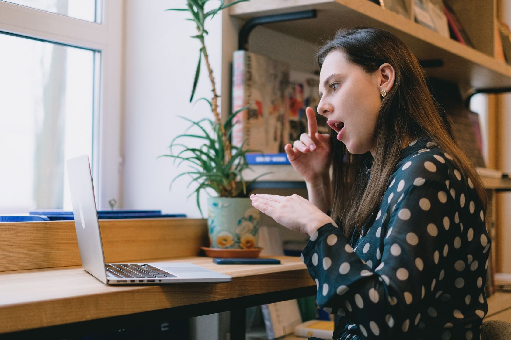 the-auslan-interpreter-is-not-just-the-side-show-news-la-trobe-university